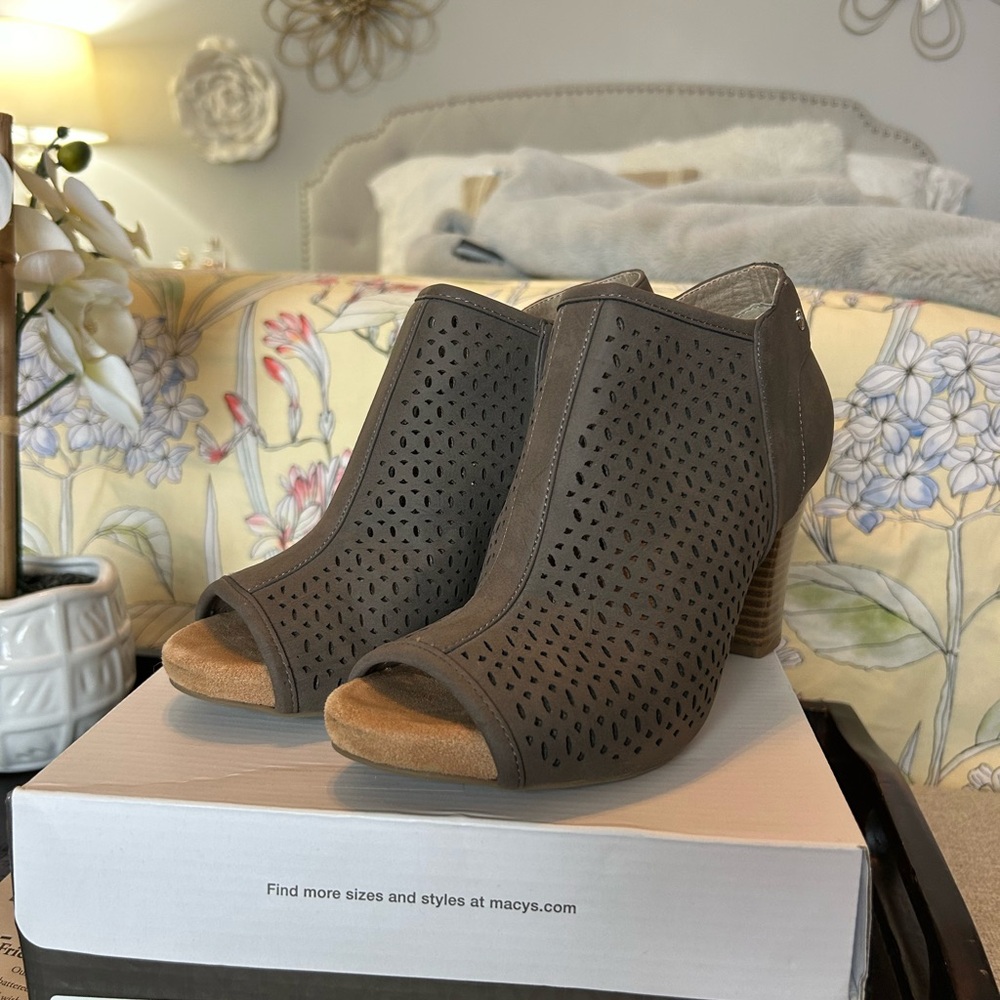 Giani Bernini Gray Peep-Toe Heeled Boots